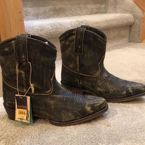 BRAND NEW ROPER DISTRESSED COWGIRL LEATHER BOOTIES W/TAGS